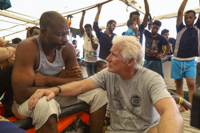 Americký herec Richard Gere priviezol na loď Open Arms jedlo zachráneným migrantom