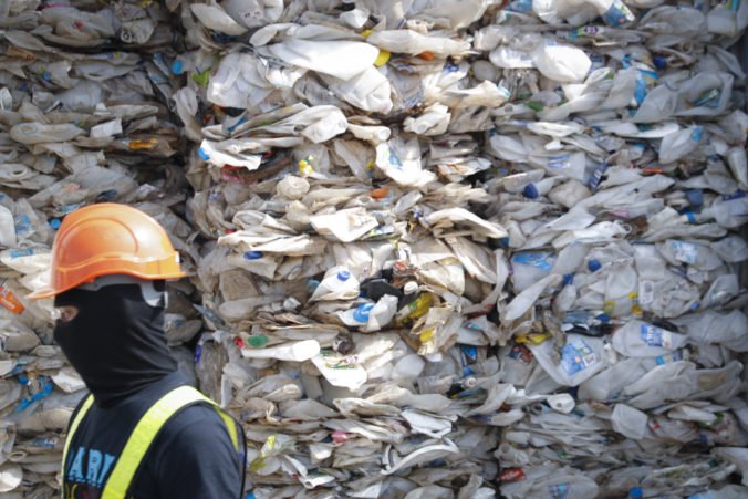 Austrália plánuje zaviesť zákaz vývozu plastov aj skla, chce zvládnuť samostatne spracovať odpad