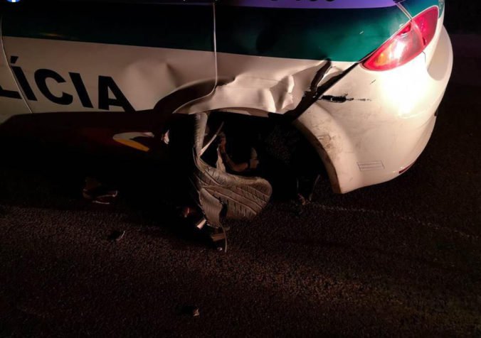 Policajti nemuseli opitého vodiča na Golfe zastaviť, sám im narazil do odstaveného auta