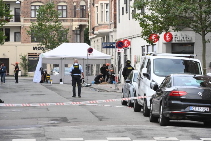Video: Budovou policajnej stanice v Kodani otriasol výbuch, hľadajú muža z kamerových záznamov