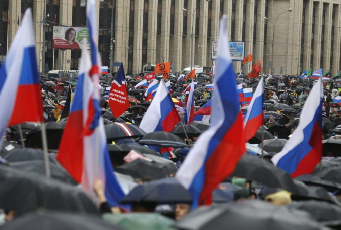 Video: V centre Moskvy sa zišli desaťtisíce ľudí, demonštrovali proti zásahom do volieb