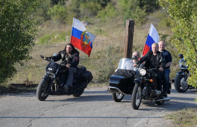 Foto: Putin sa zúčastnil na zjazde Nočných vlkov na Kryme, prišiel na motorke