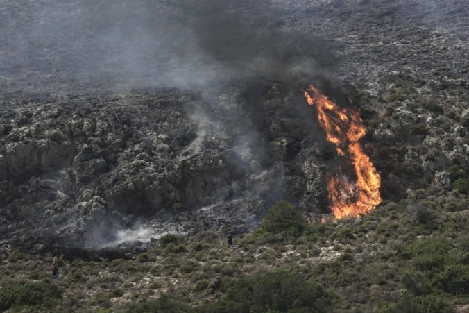 V Grécku horia desiatky požiarov, najnebezpečnejší je na ostrove Elafonisos