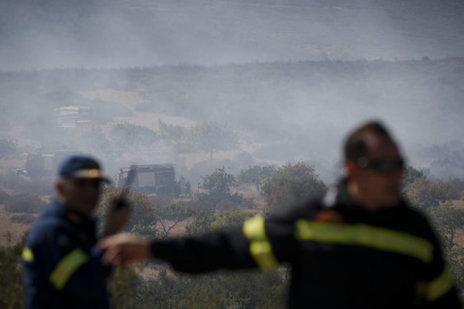Na predmestí Atén vypukol veľký požiar, úrady nariadili evakuáciu domov