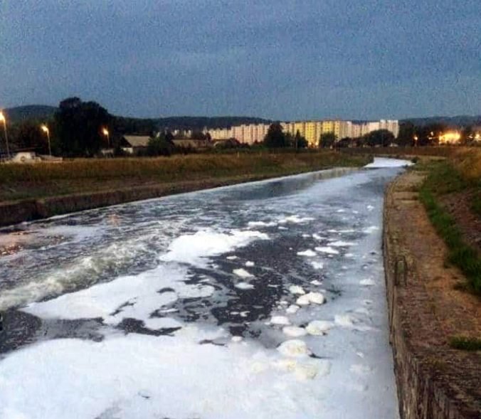 Foto: Rieku Hron pokryla hustá biela pena, situáciu už vyšetruje polícia