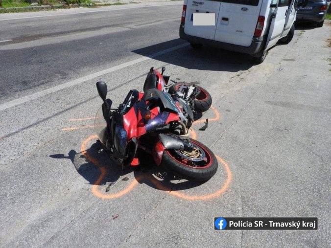 Foto: V Trnavskom kraji malo nehodu viacero motorkárov, jeden prišiel o nohu
