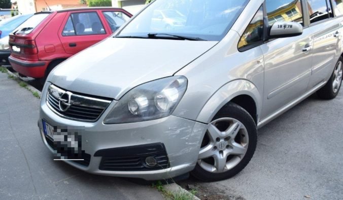 Foto: Vodič Opla nafúkal po nehode viac ako štyri promile, ďalší šofér uháňal rýchlosťou 169 km/h