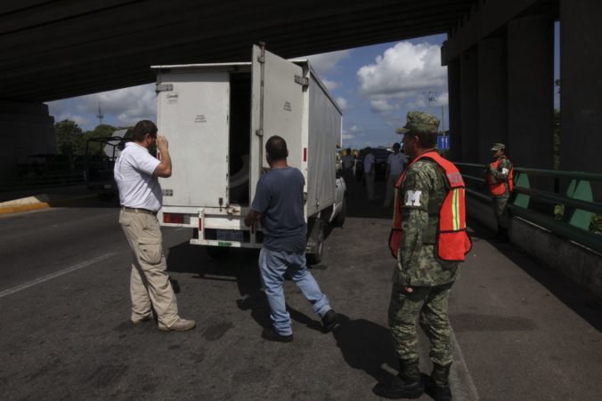 Mexická polícia našla v kamióne desiatky migrantov, cestovali v nebezpečných podmienkach