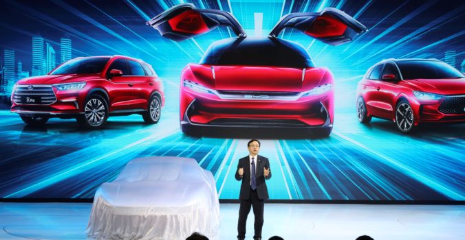 Obchodná vojna s USA vplýva na predaj áut v Číne, elektromobily čelia prvému prepadu v roku