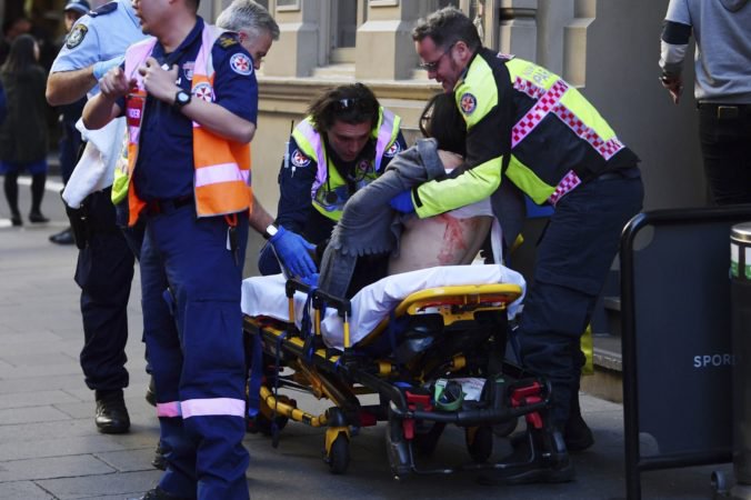 Ozbrojený muž ohrozoval ľudí na ulici v Sydney, žena s bodnými zraneniami skončila v nemocnici