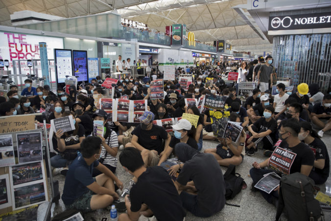Video: Letisko v Hongkongu obnovilo prevádzku, demonštranti stále spôsobujú problémy