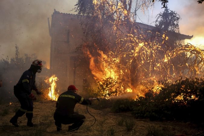 Video: Na gréckom ostrove Evia pre lesné požiare vyhlásili stav núdze, evakuovali štyri dediny