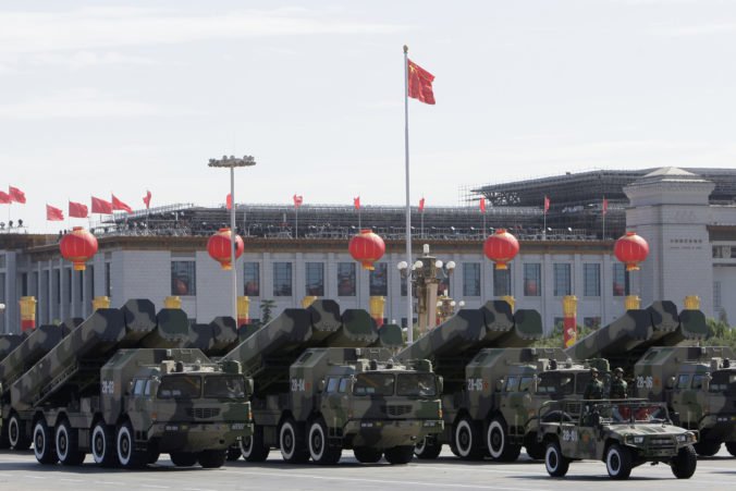 Čína sťahuje vojenskú techniku k Hongkongu, športový štadión je zaplnený stovkami vozidiel