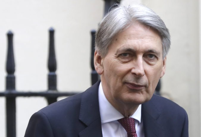Exminister Hammond sa pustil do Johnsonovej vlády, skritizoval aj „mýty“ o brexite bez dohody