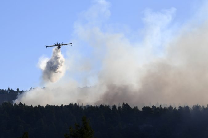 Video: Stovky hasičov likviduje lesný požiar na ostrove Eubója, evakuovali niekoľko dedín aj kláštor