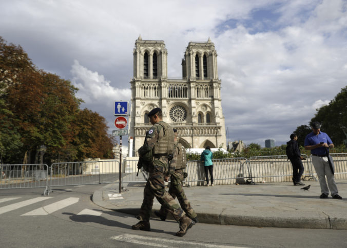 Zo stropu poškodenej katedrály Notre-Dame v Paríži spadli kamene, maltu zrejme uvoľnili horúčavy
