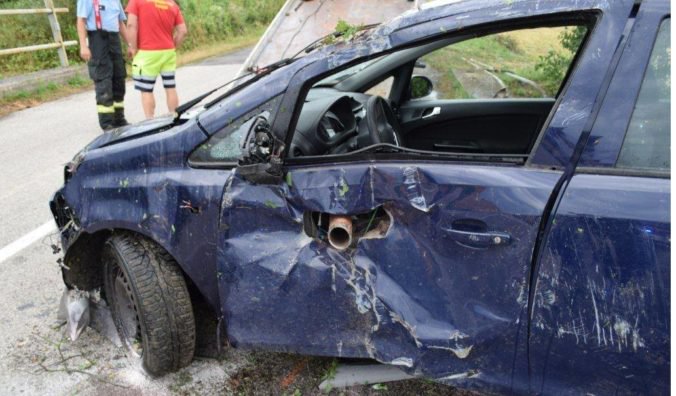 Foto: Hrozivo vyzerajúca nehoda za Dubodielom, Opel prepichla kovová tyč