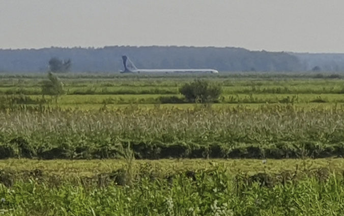 Video: Airbus A321 musel núdzovo pristáť v kukuričnom poli, medzi desiatkami zranených sú aj deti