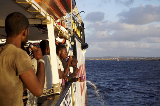 Video: Loď Open Arms s migrantmi zakotvila pri Lampeduse, Salvini jej zakázal vplávať do prístavu