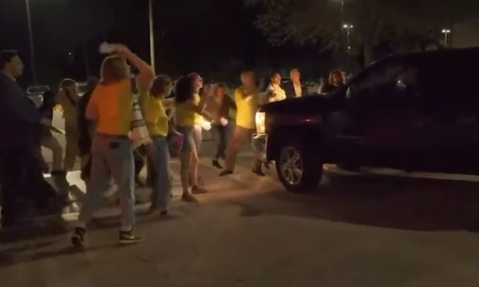 Video: Pracovník záchytného centra pre imigrantov na Rhode Island vrazil autom do demonštrantov