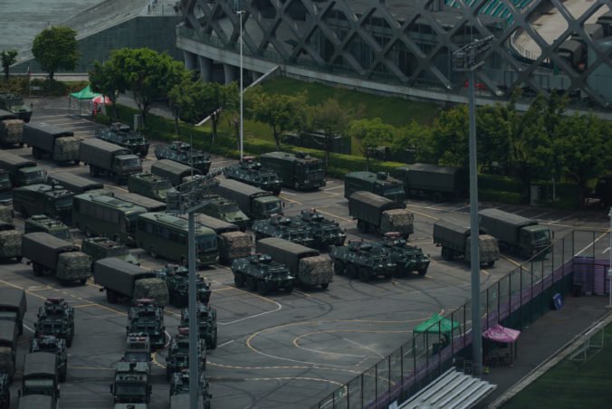 Čínske polovojenské jednotky nacvičujú v susedstve Hongkongu zásah proti demonštrantom