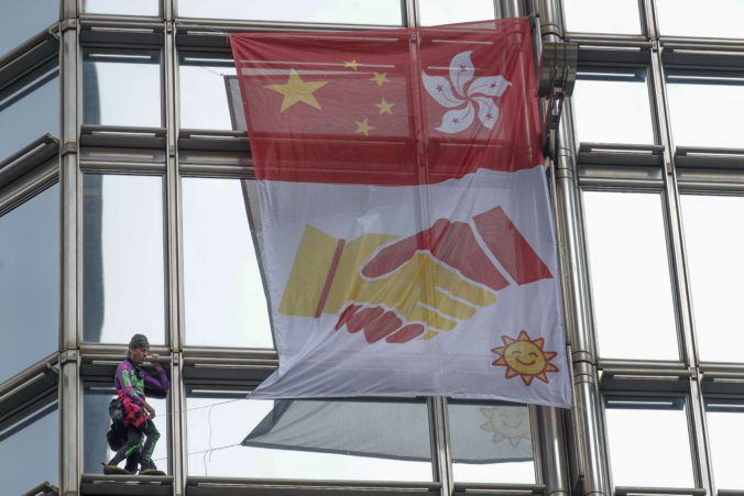Video: Horolezec Alain Robert zavesil na mrakodrape v Hongkongu zástavu volajúcu po mieri