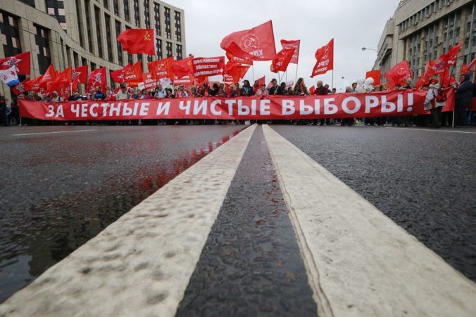 Foto: V Moskve boli ďalšie demonštrácie, protestovali komunisti a jednotlivo aj stúpenci opozície