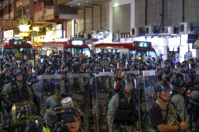 Video: Do ulíc Hongkongu opäť vyšli opoziční aj pročínski demonštranti