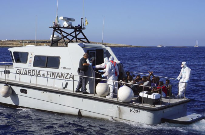 Salvini ustúpil a povolil niekoľkým mladistvým migrantom opustiť záchrannú loď Open Arms