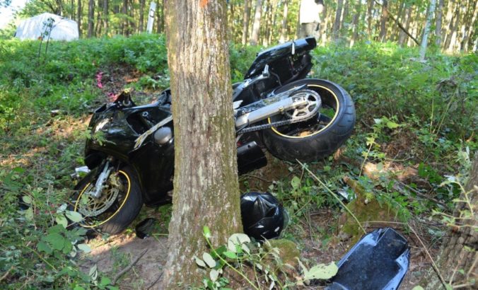 Foto: Motocyklista nezvládol zákrutu a vyletel z cesty, polícia hľadá svedkov nehody