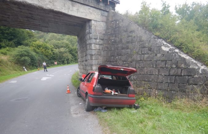 Foto: Opitý tínedžer nezvládol zákrutu a narazil do železničného mosta