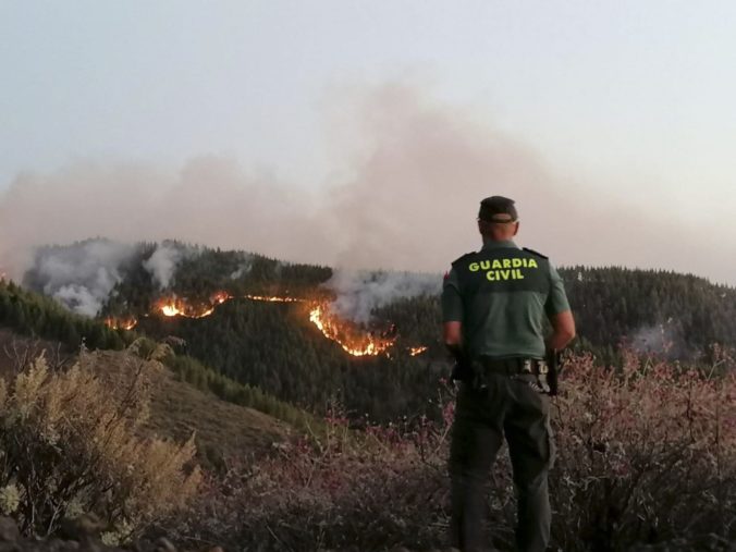 Video: Na Kanárskych ostrovoch už evakuovali tisíce ľudí, lesný požiar hasia aj lietadlá