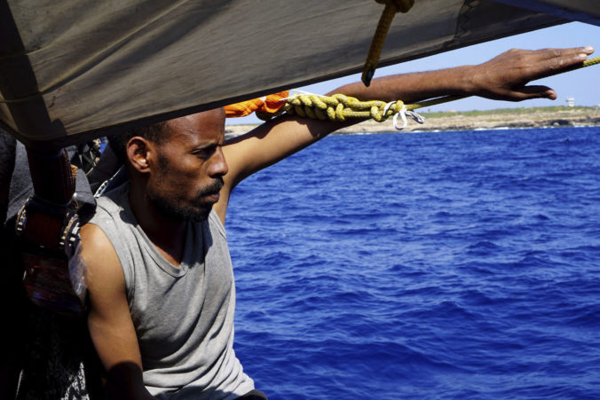 Situácia na záchrannej lodi Open Arms je zúfalá, v beznádeji skočil do mora ďalší migrant