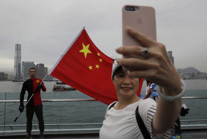 Twitter a Facebook zasiahli proti čínskej kampani voči Hongkongu a odstránili stovky účtov