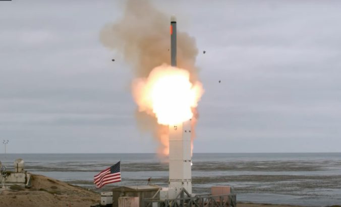 USA po prvý raz otestovali zakázaný druh rakety, preletela 500 kilometrov a presne zasiahla cieľ