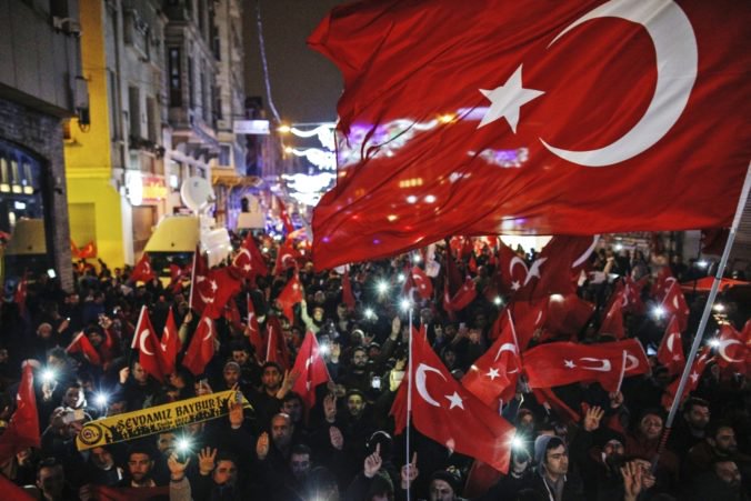 Na ľudí počas protestov proti odvolaniu starostov v Tureckých mestách použili vodné delá a 30 z nich zatkli