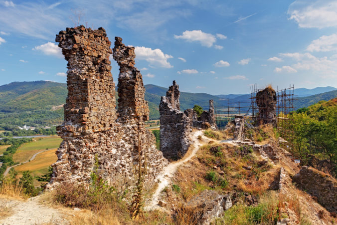 Nezamestnaní pomáhajú zachrániť hrad Revište, obnovu pamiatky podporilo aj ministerstvo