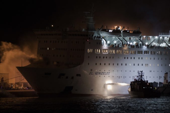 Pri pobreží Jávy vypukol na trajekte požiar, záchranári pátrajú po 30 pasažieroch