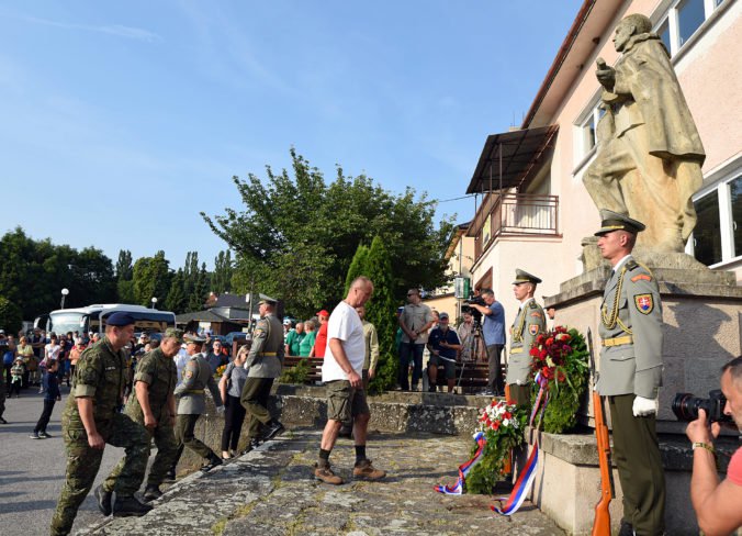 Minister Gajdoš si na pochode v Skýcove uctil pamiatku obetí SNP, ocenil význam podujatia