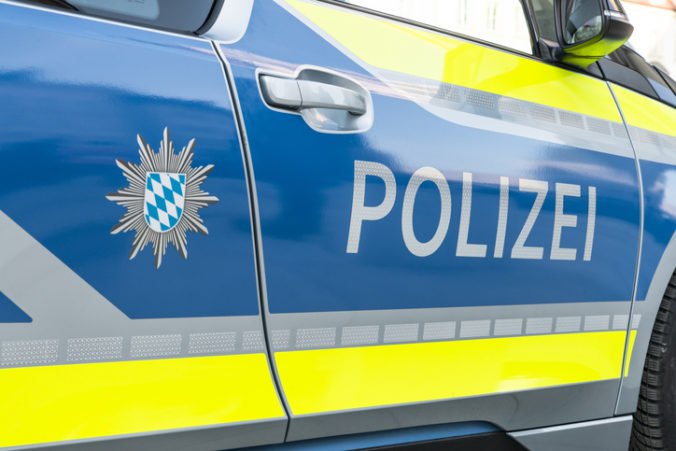 Polícia v Hannoveri prenasledovala 13-ročného chlapca, ktorý nevlastnému otcovi ukradol SUV