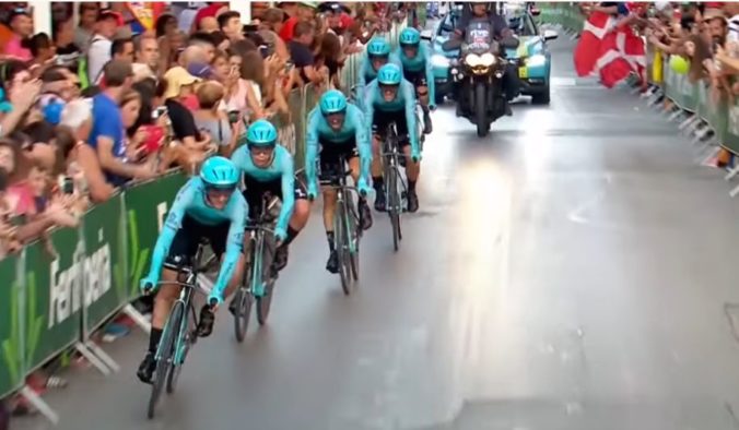 Video: Vuelta sa začala prekvapením, tímová časovka sa stala korisťou Astany