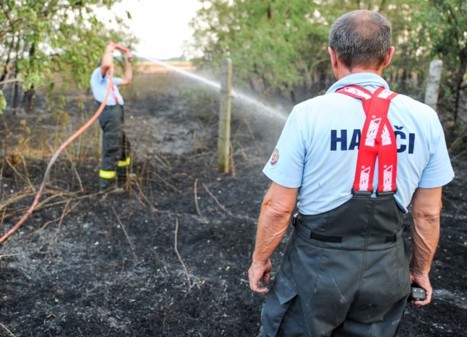 V lokalite Javorový vrch horí lesný porast, zasahuje viac ako 30 hasičov