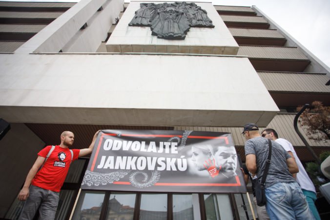 Foto: Opička aj odvolajte Jankovskú, bolo na transparentoch na proteste pred ministerstvom spravodlivosti