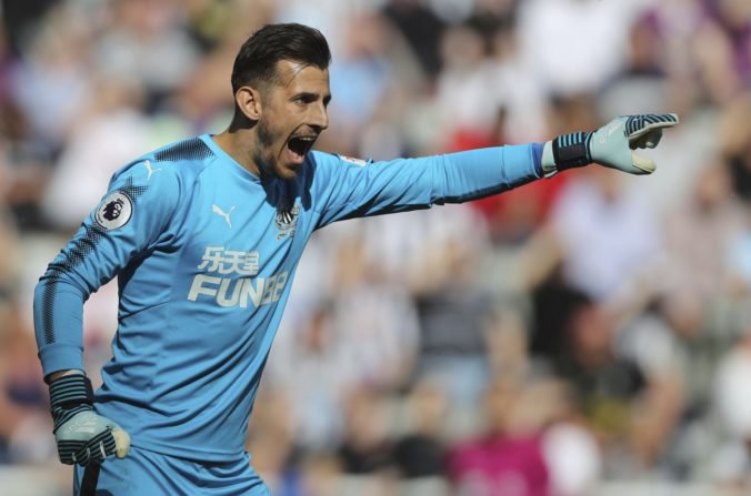 Video: Brankár Dúbravka zažiaril v súboji proti „kohútom“, je medzi hviezdami kola Premier League