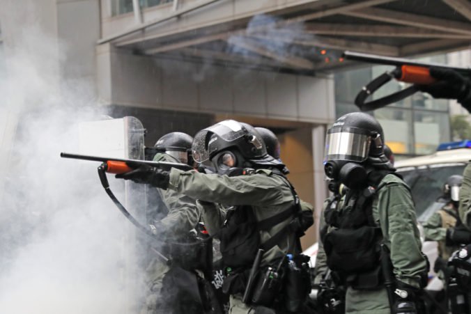 Video: Polícia proti demonštrantom v Hongkongu prvýkrát použila vodné delo, padol aj varovný výstrel