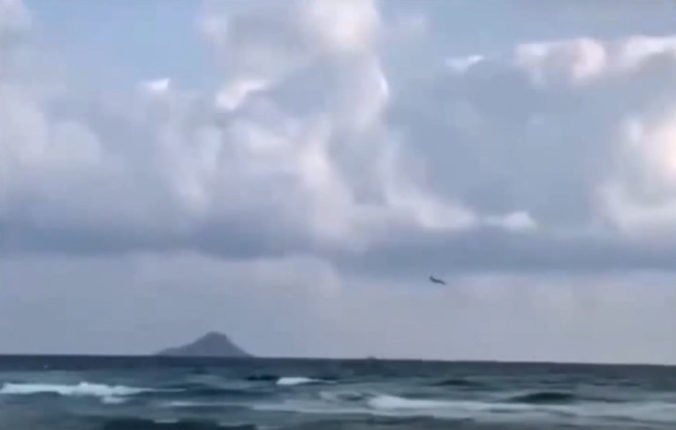 Video: V Španielsku sa zrútilo do mora vojenské lietadlo, pilot sa stihol katapultovať