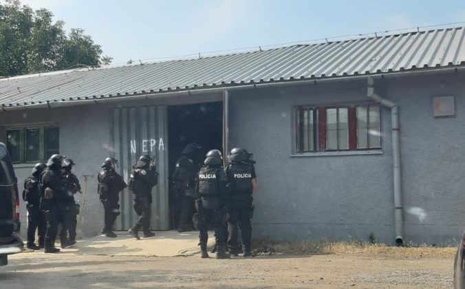 Foto: Policajti počas akcie UCHO zadržali podozrivých z vydierania podnikateľa, cigarety aj tony tabaku