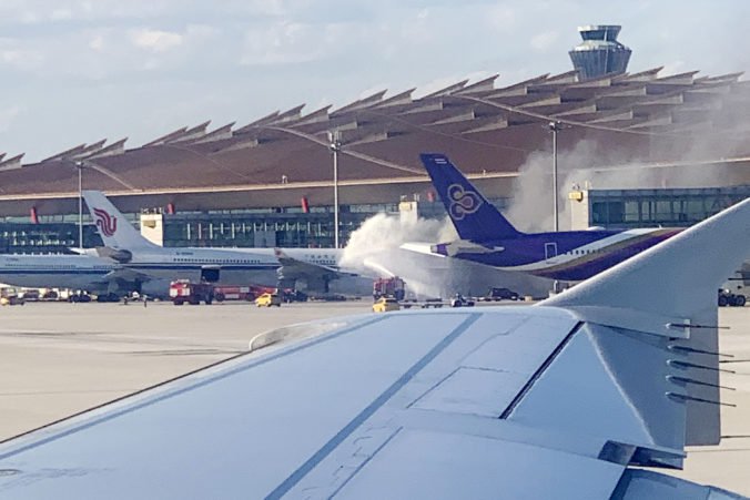 Lietadlo na letisku v Pekingu zahalil hustý dym, ten sa začal valiť počas nastupovania pasažierov