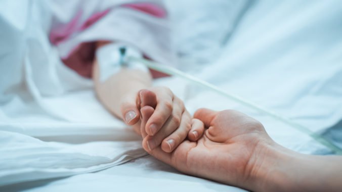 Žene sa tri mesiace po mozgovej smrti narodilo dievčatko, to je už u svojho otca