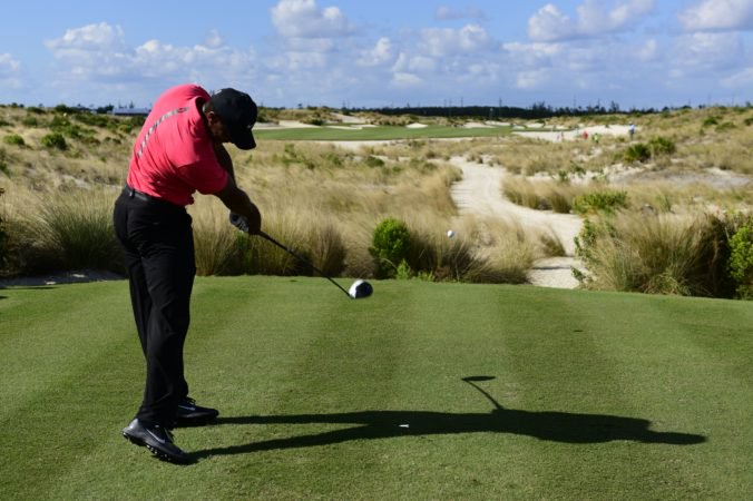 Americký golfista Tiger Woods podstúpil už piatu operáciu ľavého kolena